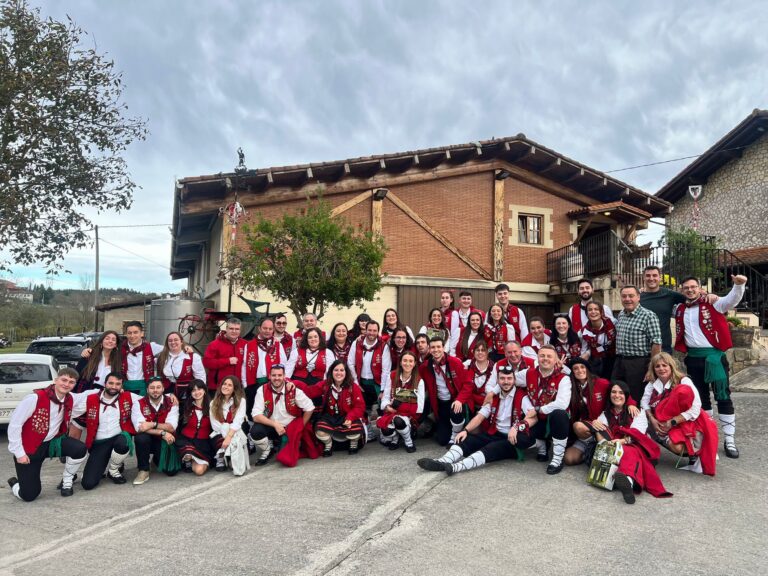 El grupo Itsaslapurrak  de Basauri disfrutan de una jornada inolvidable en nuestra bodega Txakoli Uriarte